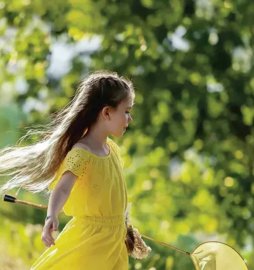 Prestige Horizon Heights lifestyle image of a resident in a landscaped green setting